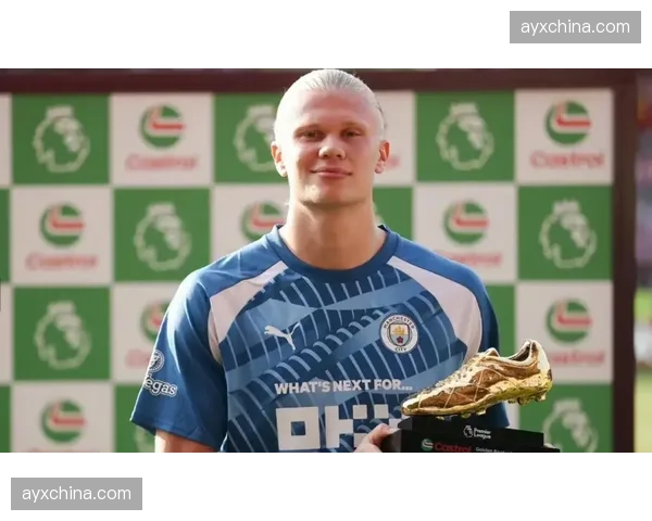 英超“英超金靴”哈兰德参与社区活动,指导小球员射门技巧 英超“英超金靴”哈兰德参与社区活动,指导小球员射门技巧